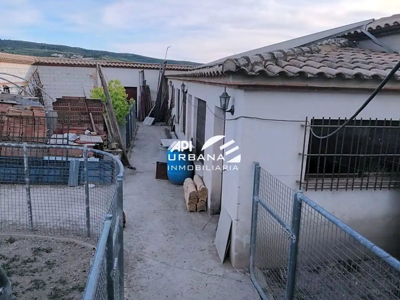 Vista exterior de Casa o xalet en venda en Lucena amb Terrassa, Piscina i Moblat