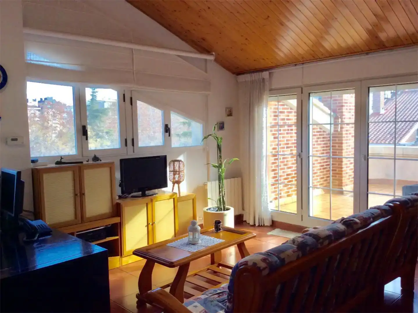 Sala d'estar de Casa adosada en venda en Huesca amb Jardí privat, Parquet i Moblat