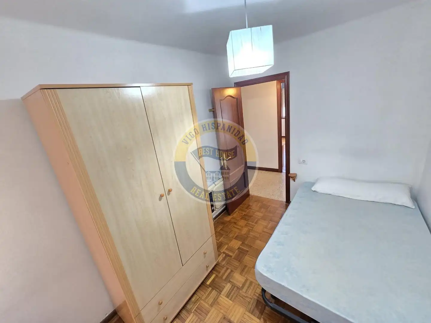 Habitación de Piso de alquiler en Vigo  con Calefacción, Parquet y Amueblado