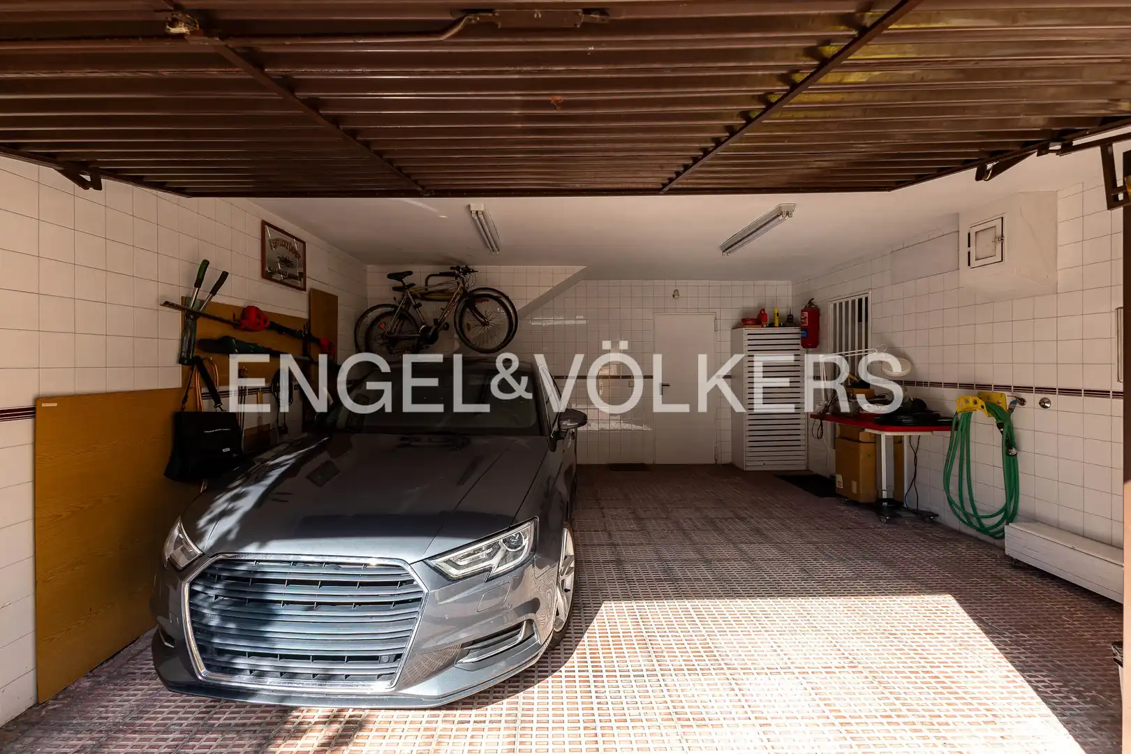 Parking de Casa adosada en venta en Madrid con Aire acondicionado, Calefacción y Jardín privado