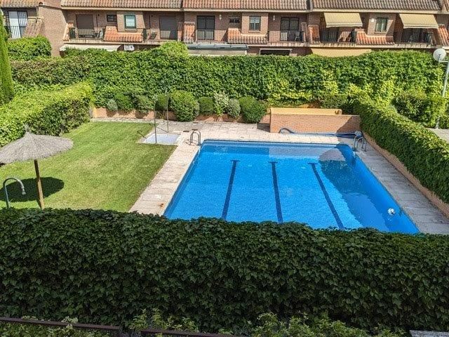 Swimming pool of Single-family semi-detached to rent in  Madrid Capital  with Air Conditioner, Heating and Private garden