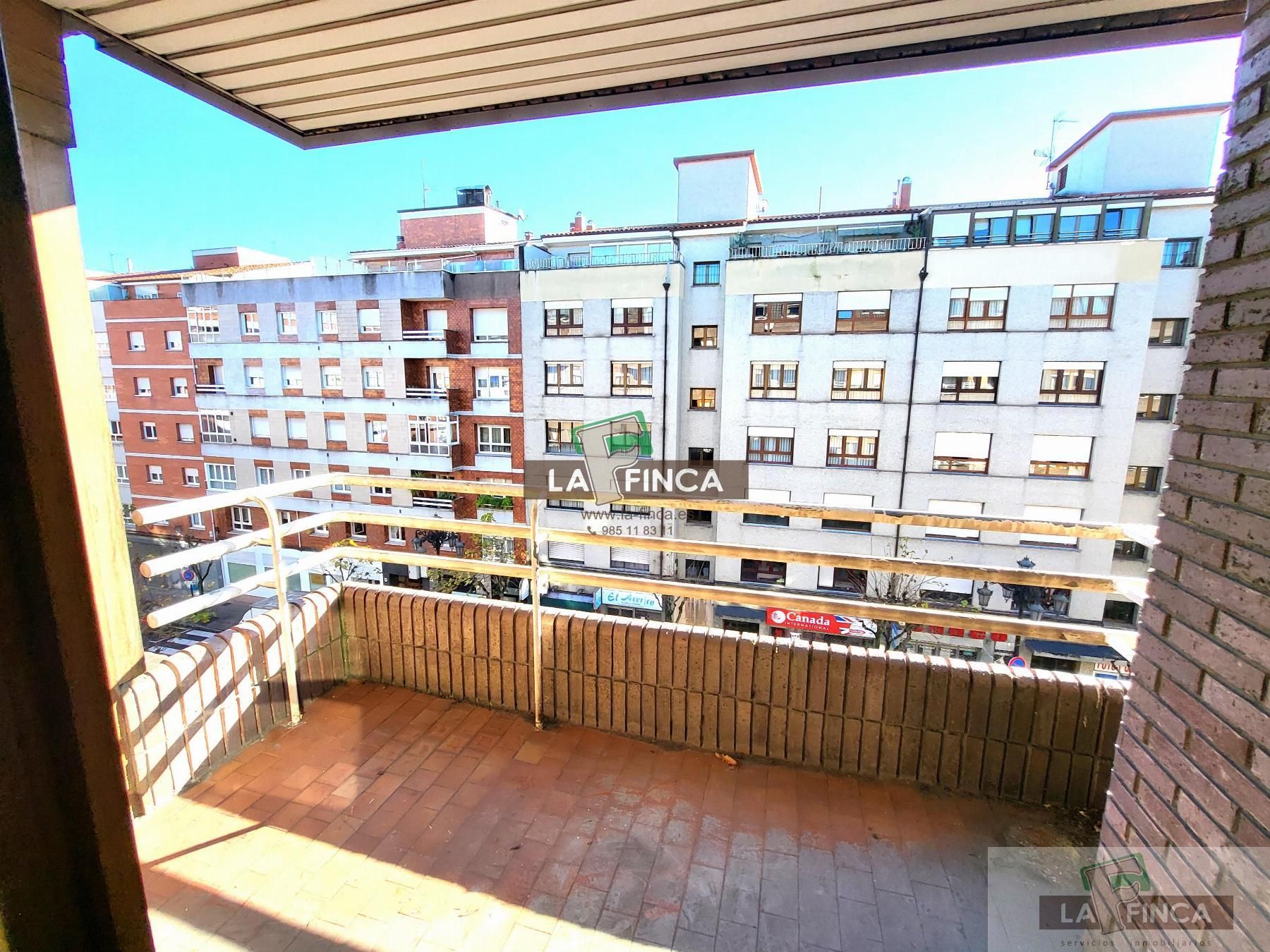 Vista exterior de Pis en venda en Oviedo  amb Parquet i Terrassa