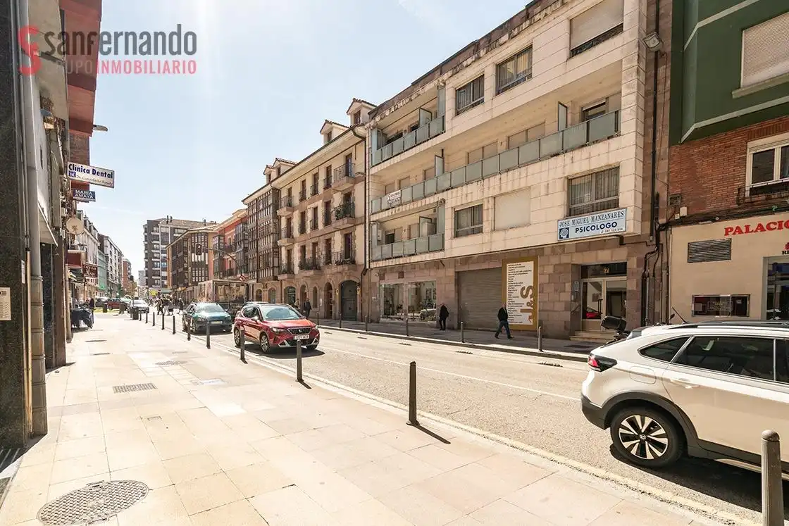 Außenansicht von Wohnung zum Verkauf in Torrelavega  mit Terrasse und Balkon