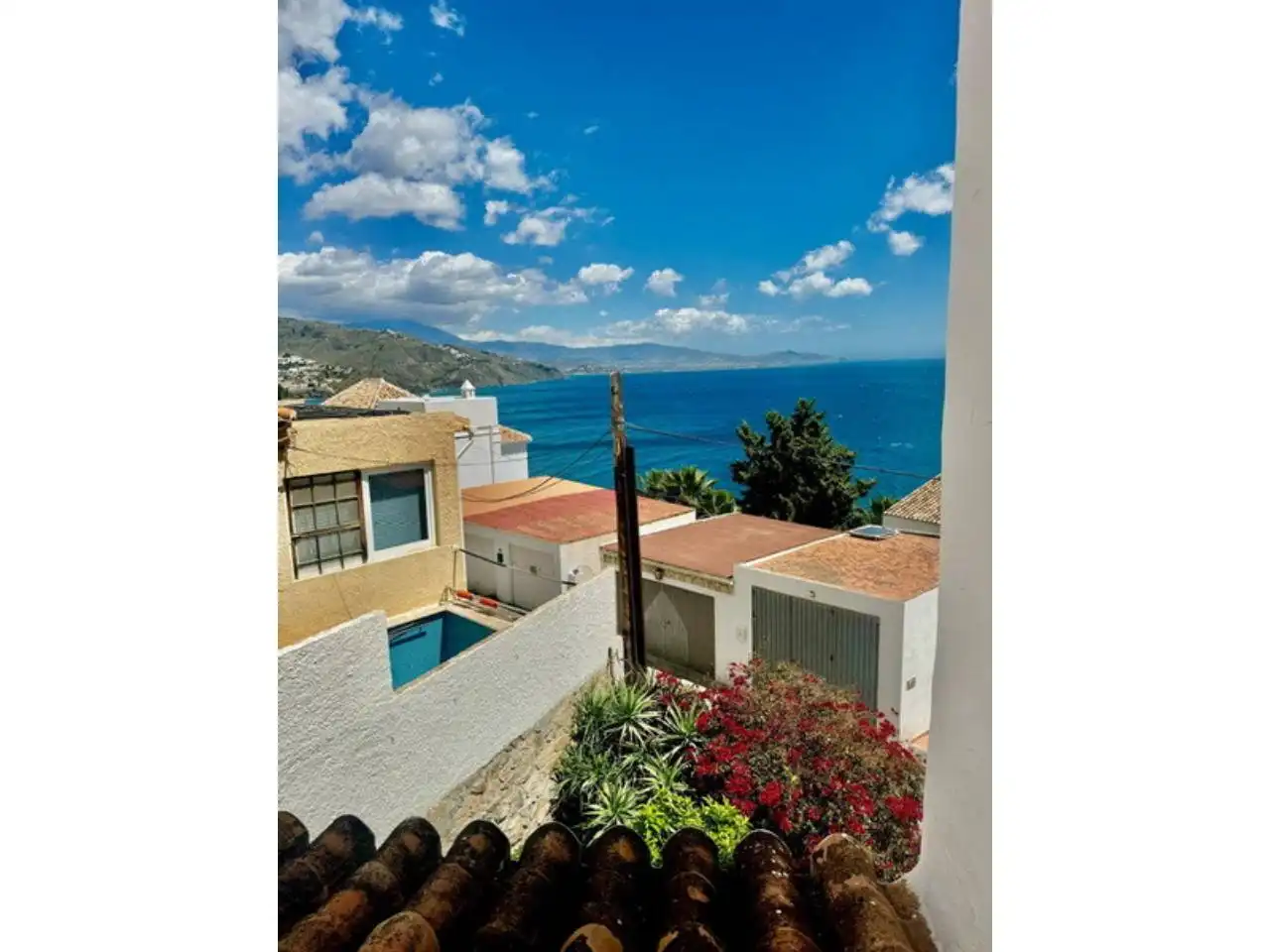 Vista exterior de Casa o xalet en venda en Almuñécar amb Aire condicionat, Jardí privat i Terrassa