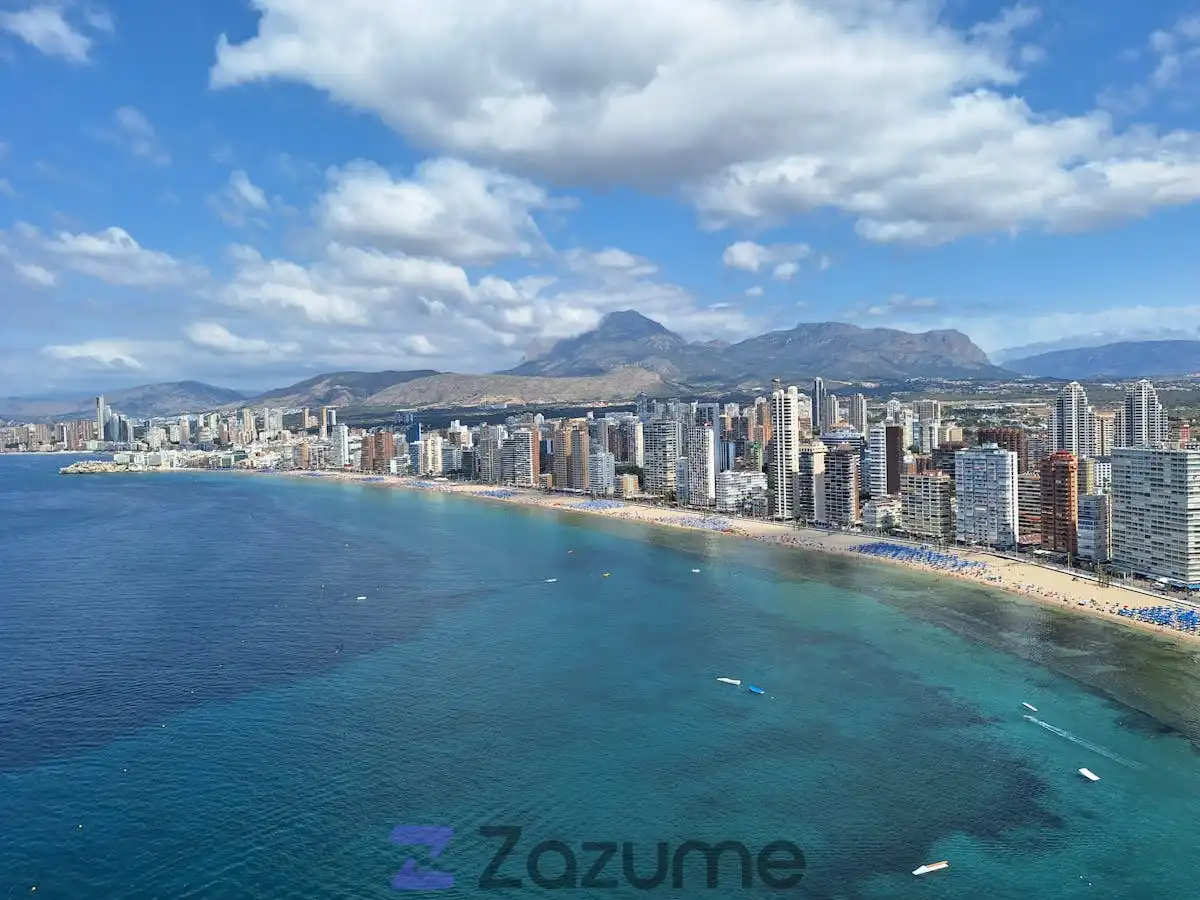 Außenansicht von Wohnung zur Miete in Benidorm mit Klimaanlage, Terrasse und Schwimmbad