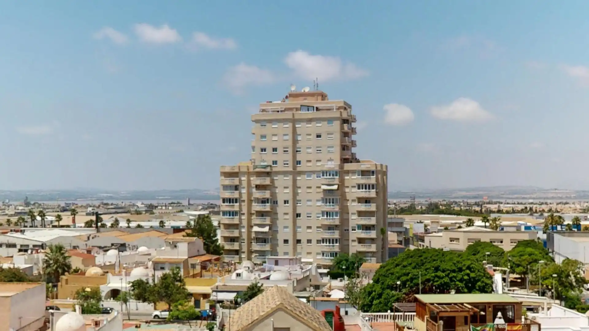 Vista exterior de Apartamento en venta en Torrevieja con Amueblado, Balcón y Piscina comunitaria