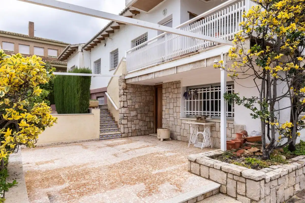 Vista exterior de Casa o xalet en venda en Torrent amb Aire condicionat, Calefacció i Jardí privat