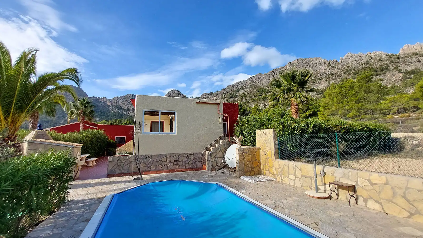 Vista exterior de Casa o xalet en venda en Finestrat amb Aire condicionat, Calefacció i Jardí privat