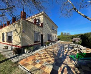 Vista exterior de Casa o xalet en venda en Puerto Real amb Jardí privat, Terrassa i Traster