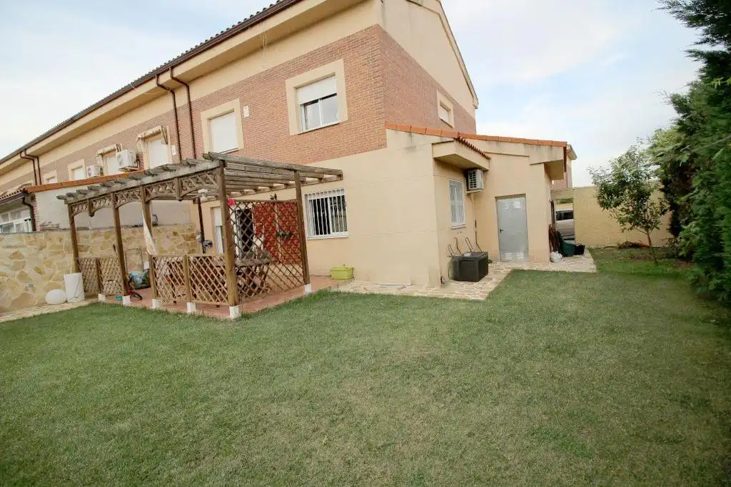 Jardí de Casa adosada en venda en Alovera amb Aire condicionat, Calefacció i Traster