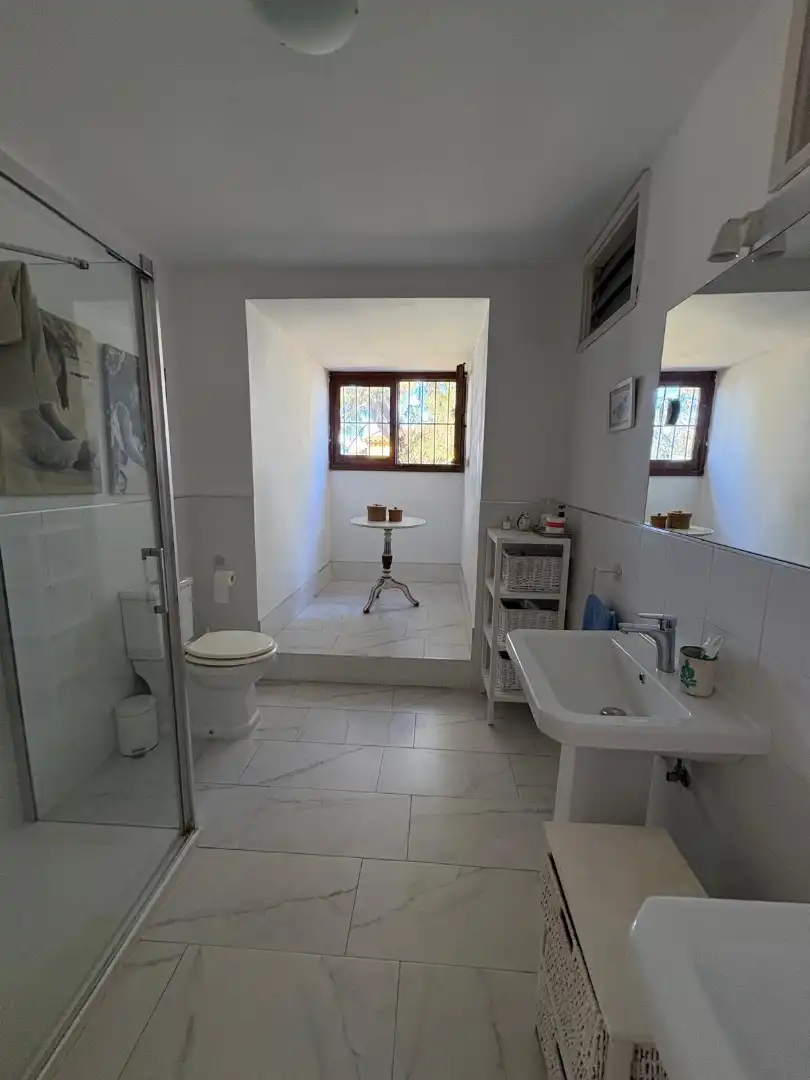 Bany de Casa o xalet en venda en Algeciras amb Aire condicionat, Jardí privat i Parquet