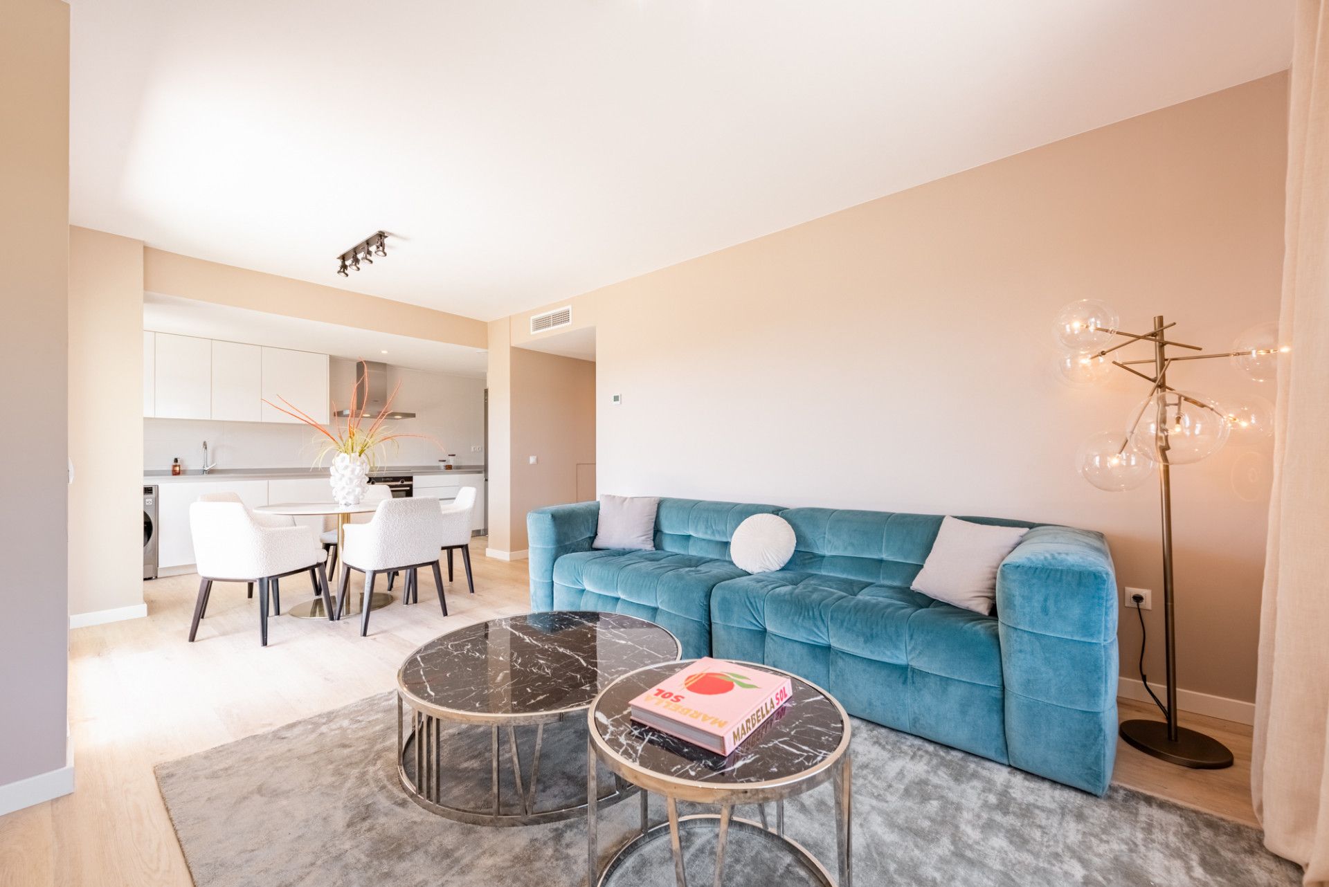 Sala d'estar de Apartament en venda en Marbella amb Aire condicionat, Terrassa i Piscina