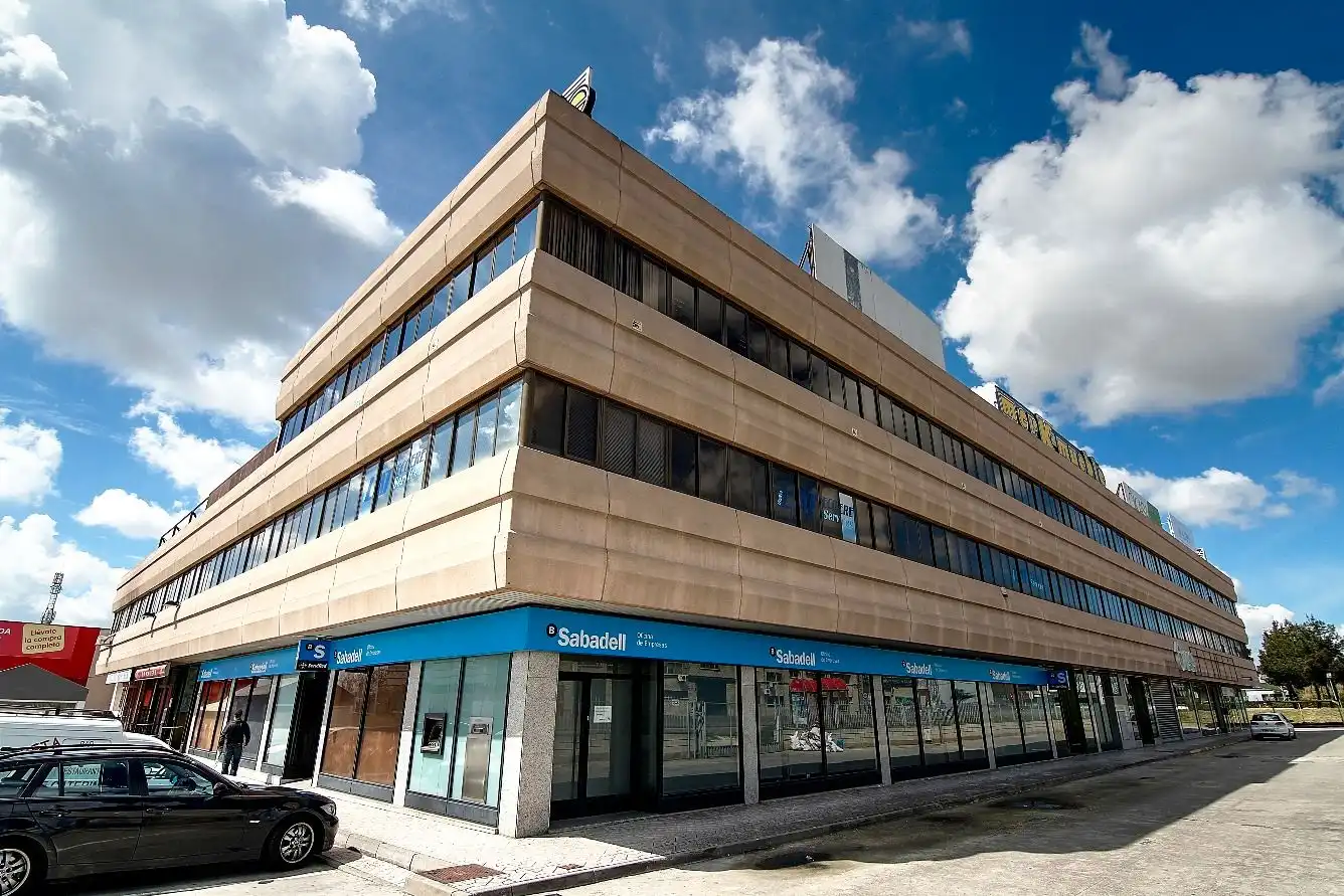 Business premises to rent in Paseo John Lennon 13