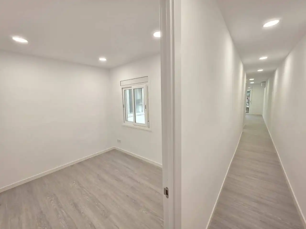 Wohnung zum Verkauf in Barcelona mit Klimaanlage, Parkett und Terrasse