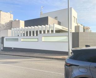Vista exterior de Casa adosada en venda en Pilar de la Horadada amb Jardí privat, Terrassa i Traster