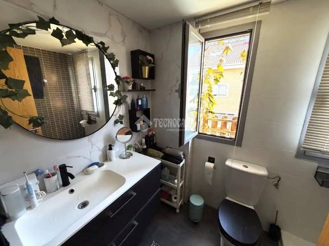 Badezimmer von Wohnung zum Verkauf in Villalbilla mit Privatgarten und Schwimmbad