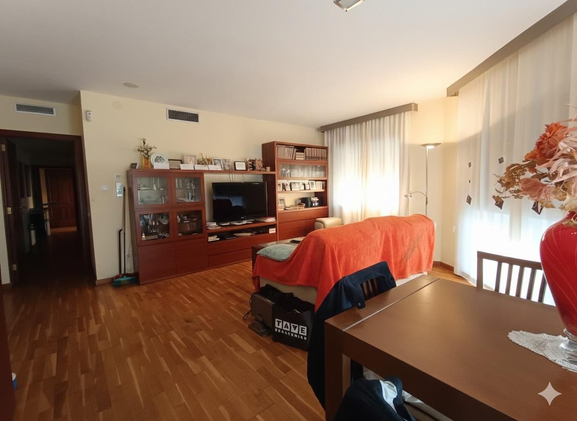Sala de estar de Piso en venta en L'Hospitalet de Llobregat con Calefacción, Parquet y Terraza