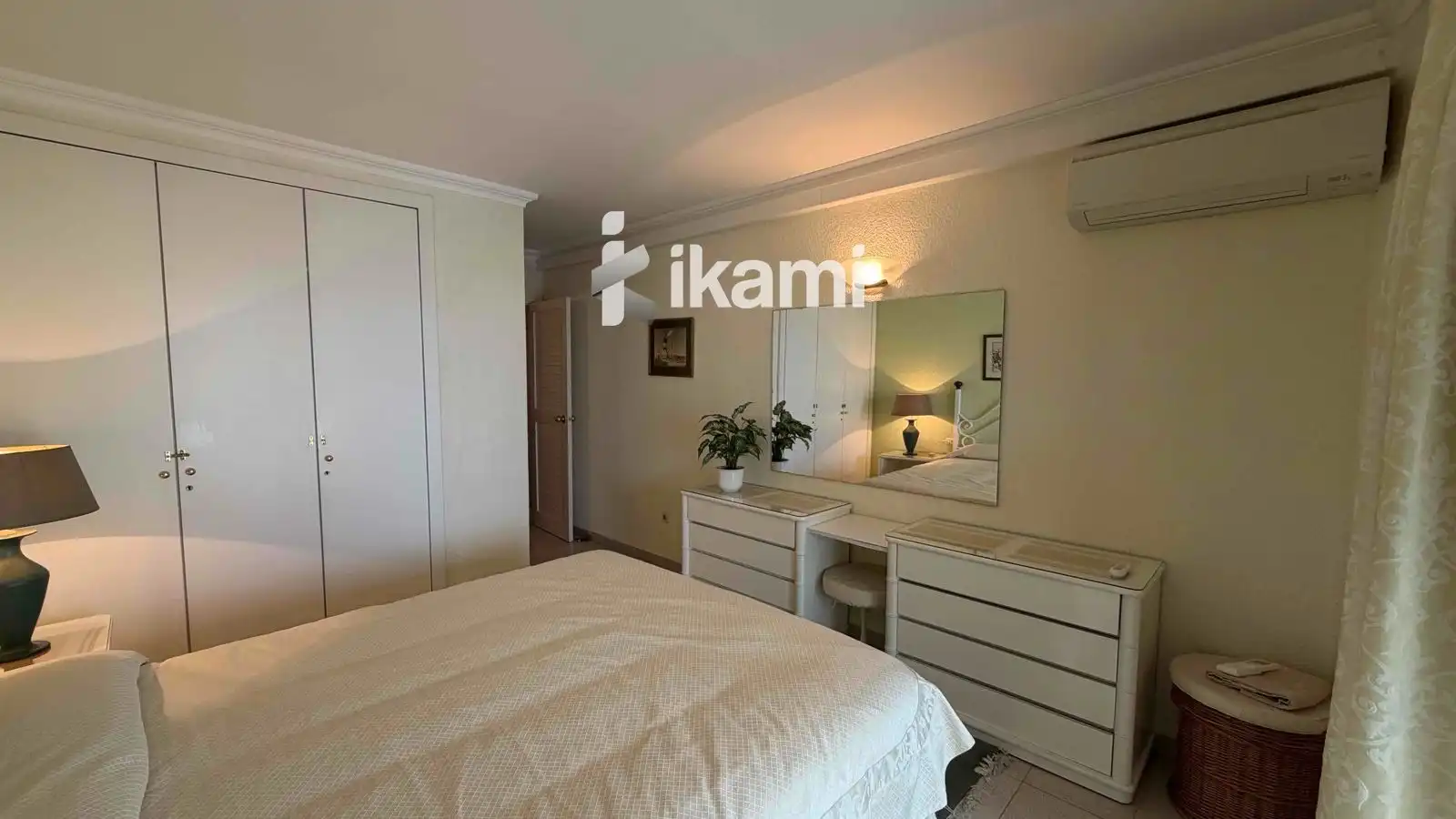 Schlafzimmer von Dachboden zur Miete in Empuriabrava mit Klimaanlage, Heizung und Terrasse