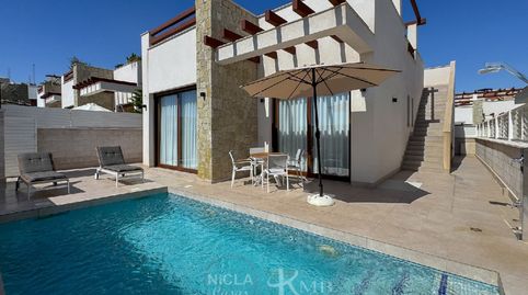 Villa en alquiler temporal con piscina privada y solárium.