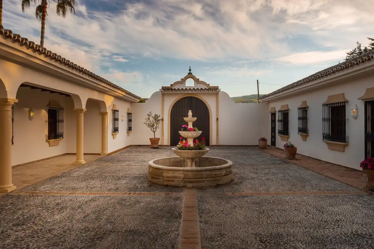 Vista exterior de Terreno en venta en Manilva