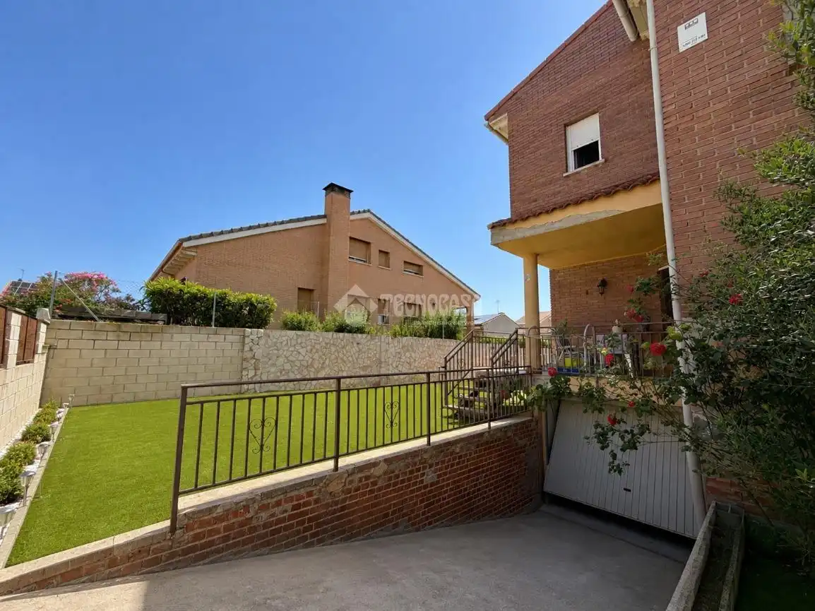 Jardín de Casa adosada en venta en Villanueva de la Torre con Jardín privado, Terraza y Balcón