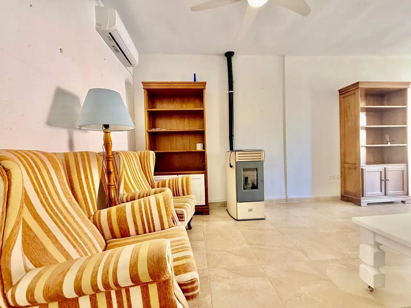 Sala d'estar de Casa o xalet en venda en Orihuela amb Aire condicionat, Jardí privat i Terrassa