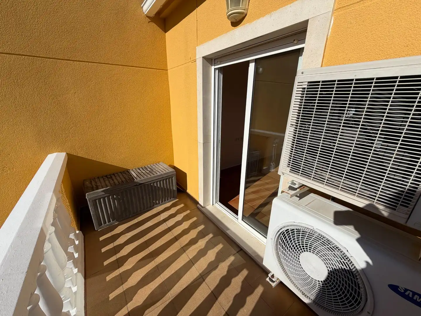 Terrasse von Einfamilien-Reihenhaus zum Verkauf in Dénia mit Klimaanlage, Privatgarten und Terrasse