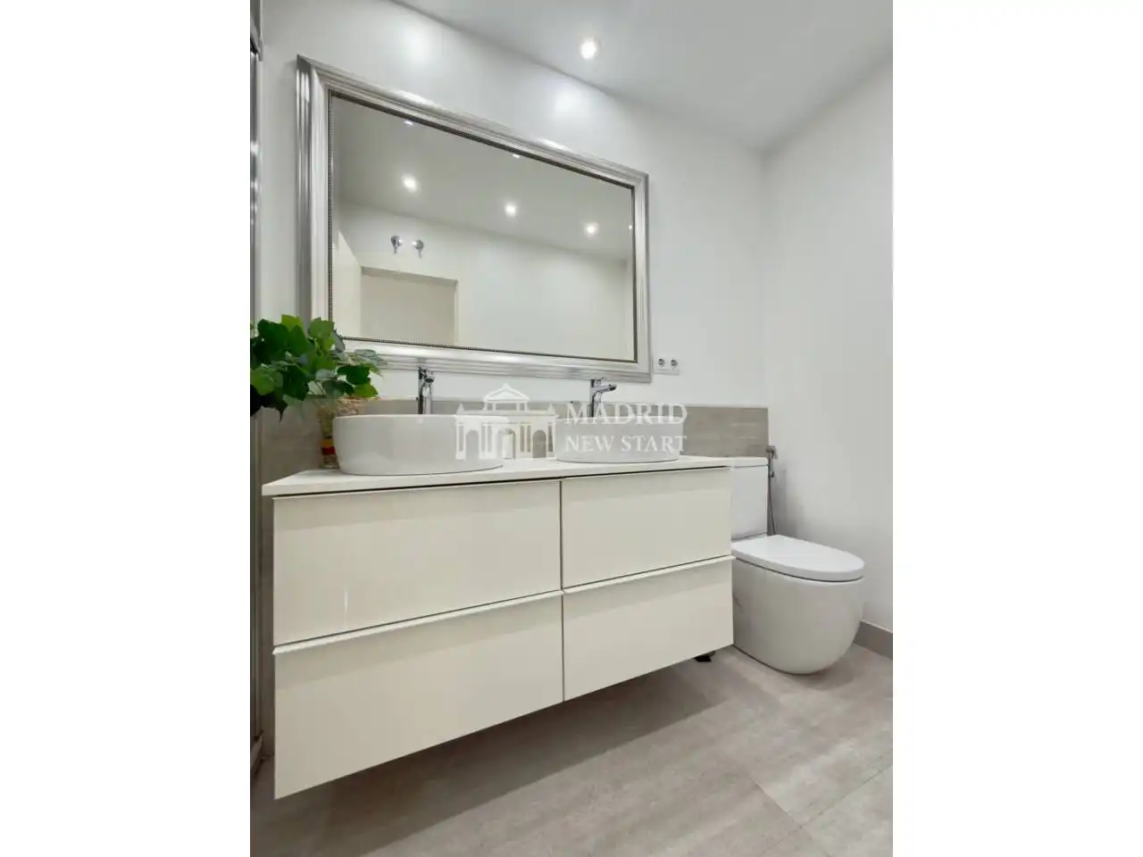 Baño de Dúplex de alquiler en Madrid con Aire acondicionado, Calefacción y Amueblado