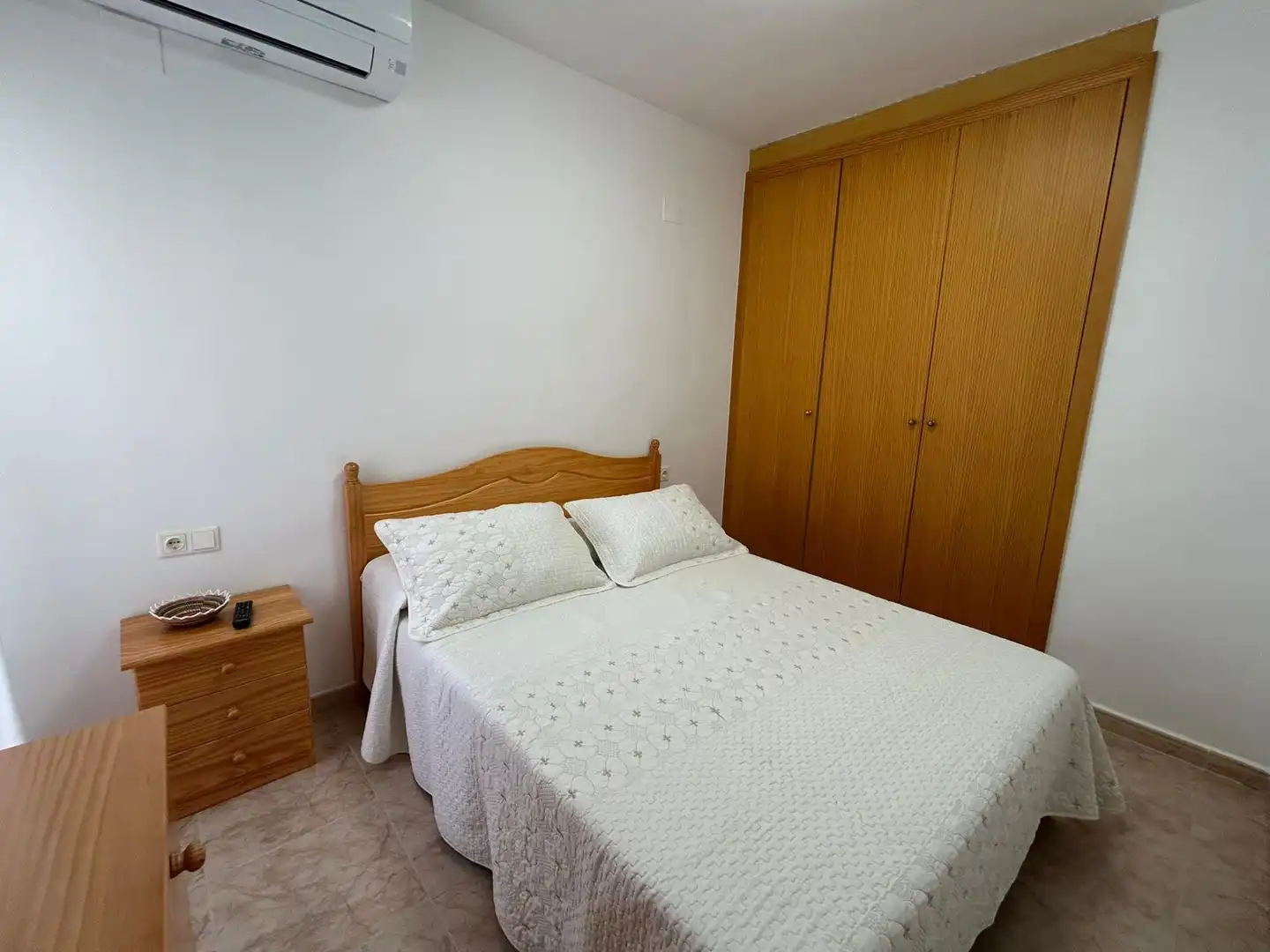 Schlafzimmer von Einfamilien-Reihenhaus zum Verkauf in Cullera mit Klimaanlage, Terrasse und Möbliert
