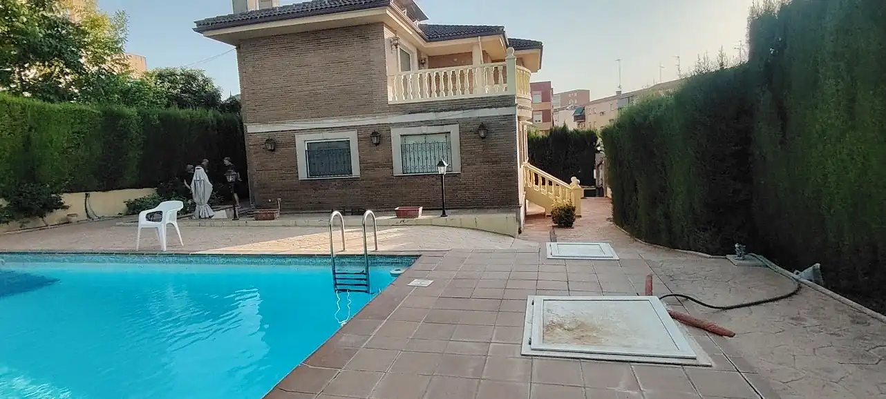 Piscina de Casa o xalet en venda en Linares amb Aire condicionat, Calefacció i Jardí privat