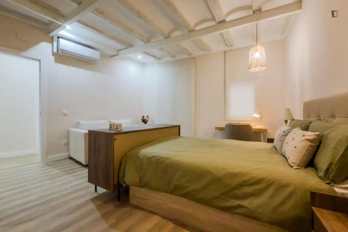 Dormitori de Apartament de lloguer en Barcelona amb Aire condicionat, Calefacció i Moblat