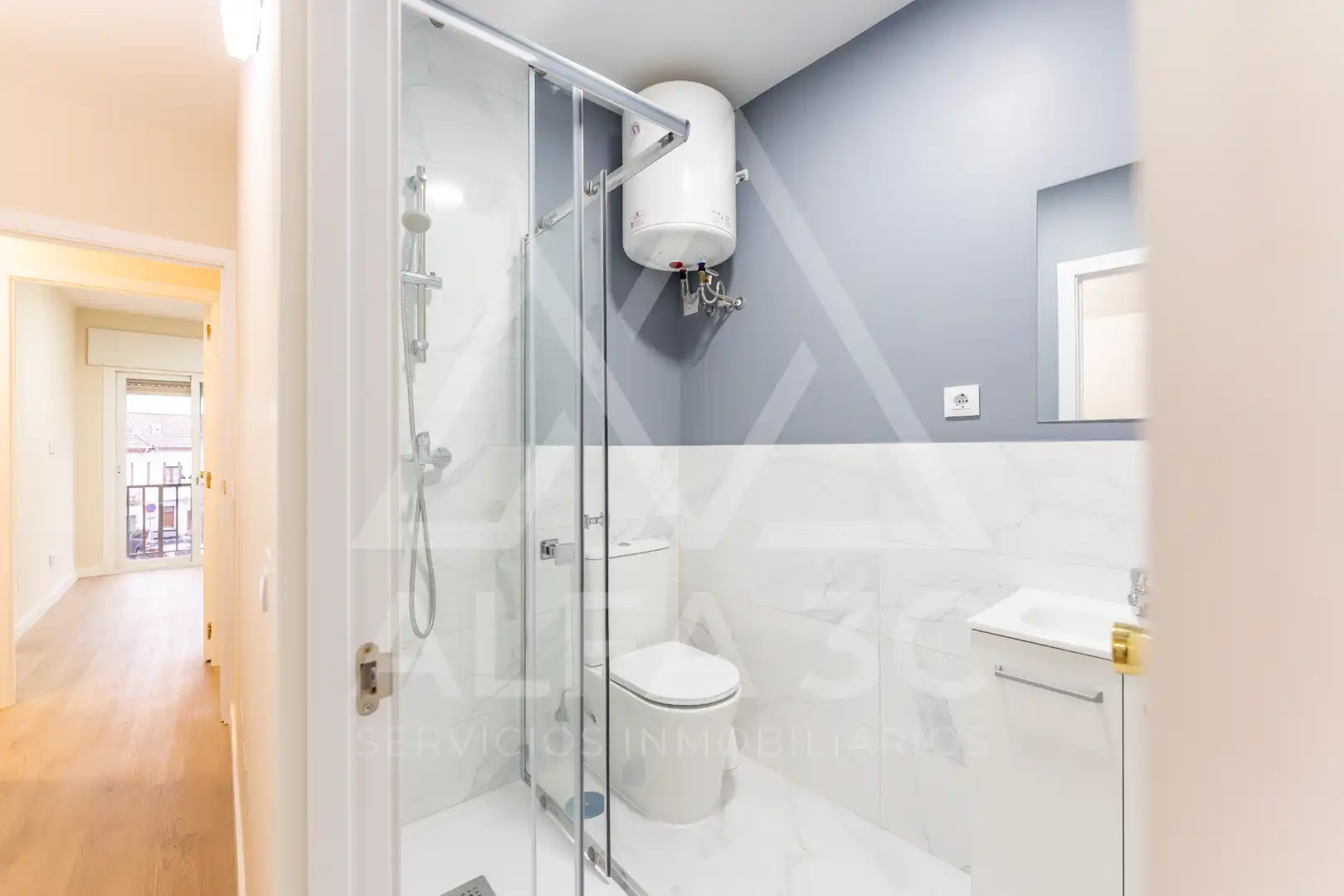 Badezimmer von Wohnung zum Verkauf in Miraflores de la Sierra mit Heizung, Terrasse und Ofen