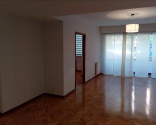 Sala d'estar de Apartament de lloguer en  Madrid Capital amb Aire condicionat, Terrassa i Balcó