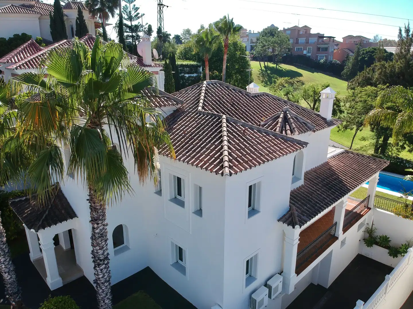 Vista exterior de Casa o xalet en venda en Marbella amb Aire condicionat, Calefacció i Jardí privat