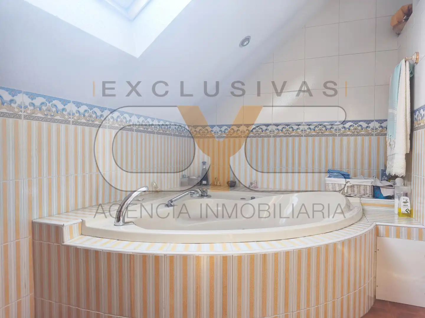 Baño de Casa adosada en venta en Serranillos del Valle con Aire acondicionado, Calefacción y Jardín privado