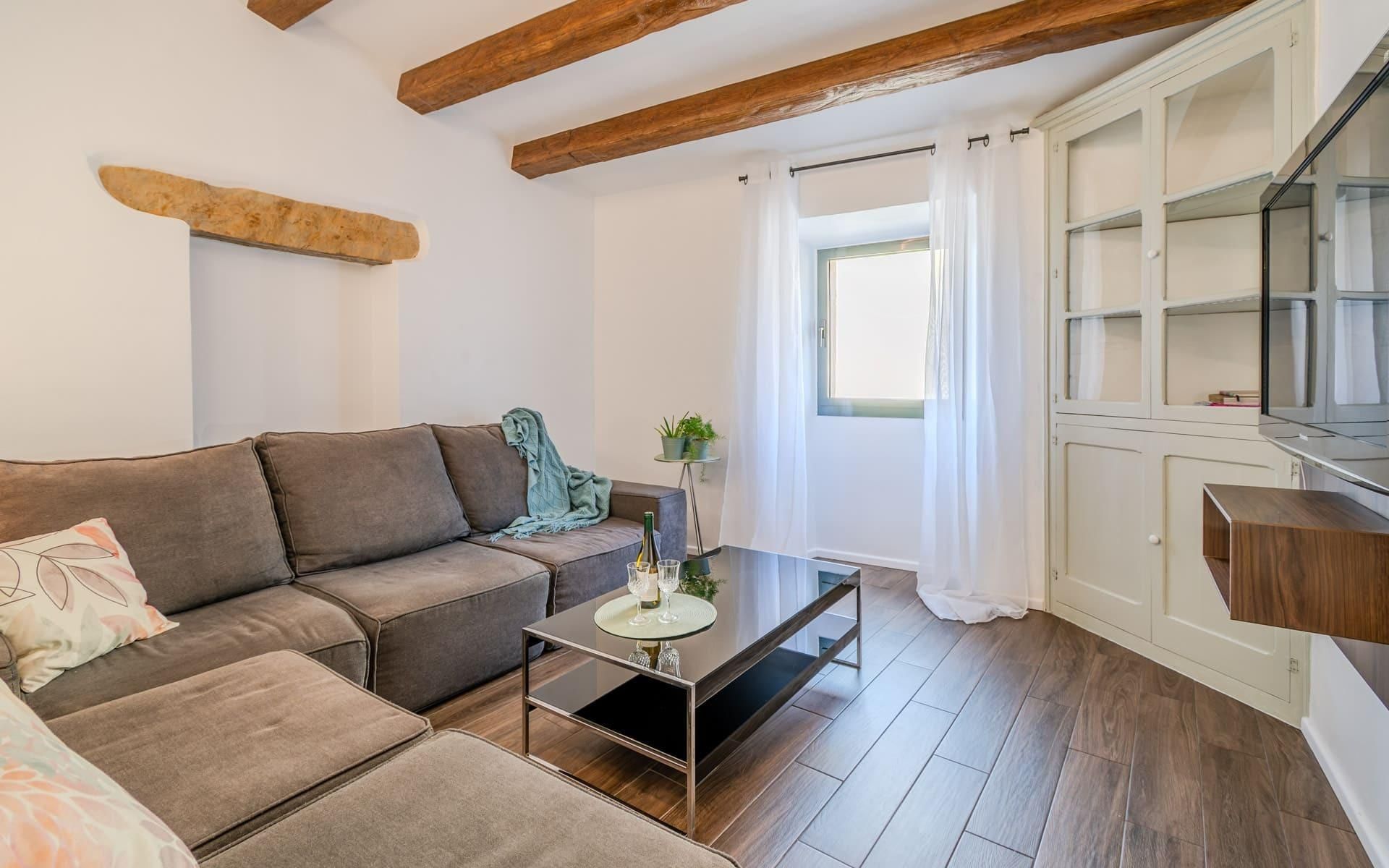 Sala d'estar de Pis de lloguer en Ullastret amb Traster