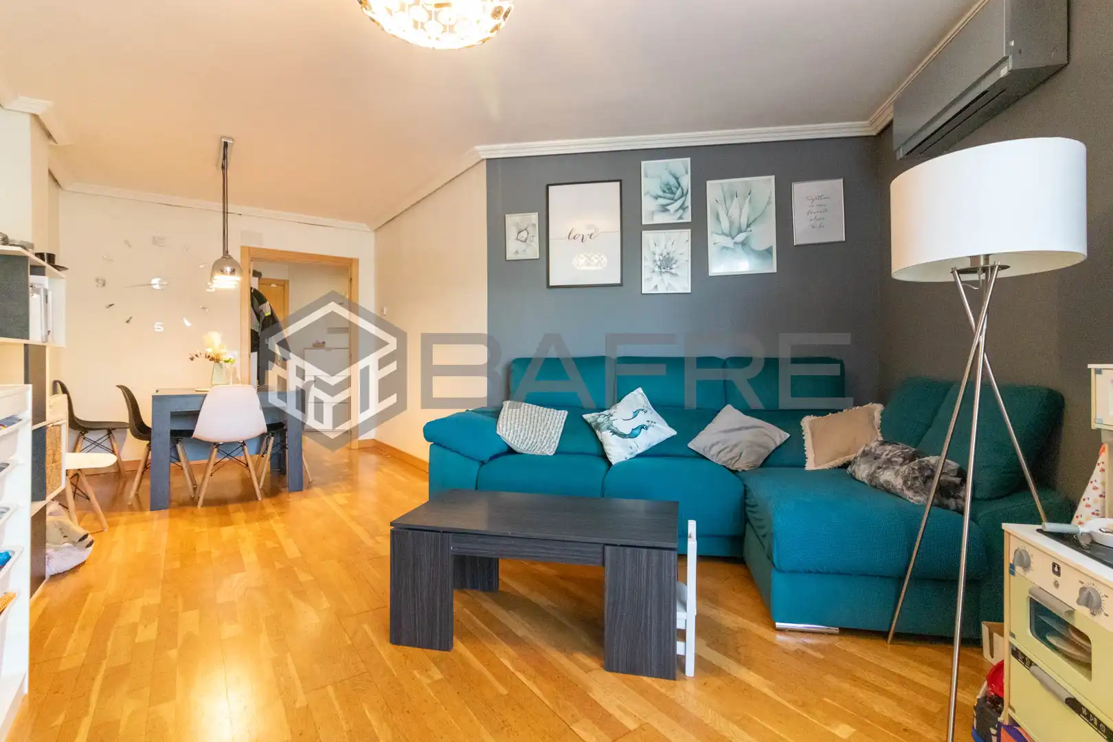 Living room of Flat for sale in Madrid  with Air Conditioner, Heating and Parquet flooring