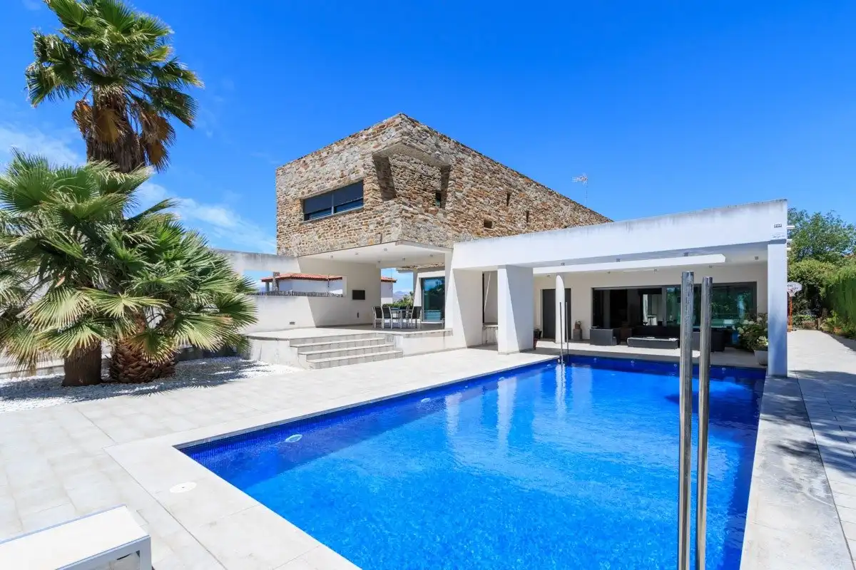 Chalet con piscina en venta en Calle Abeto 8