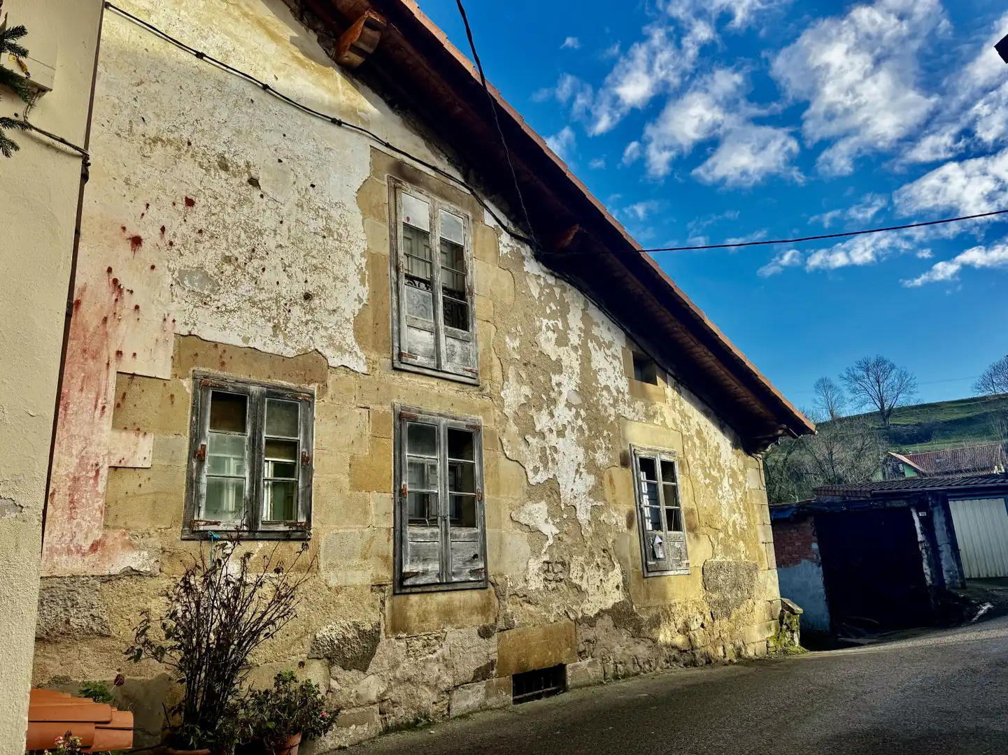 Vista exterior de Casa o xalet en venda en Villafufre amb Jardí privat