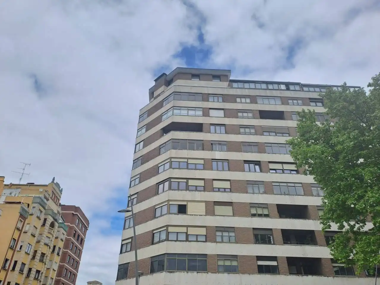 Vista exterior de Pis en venda en Burgos amb Calefacció, Parquet i Terrassa