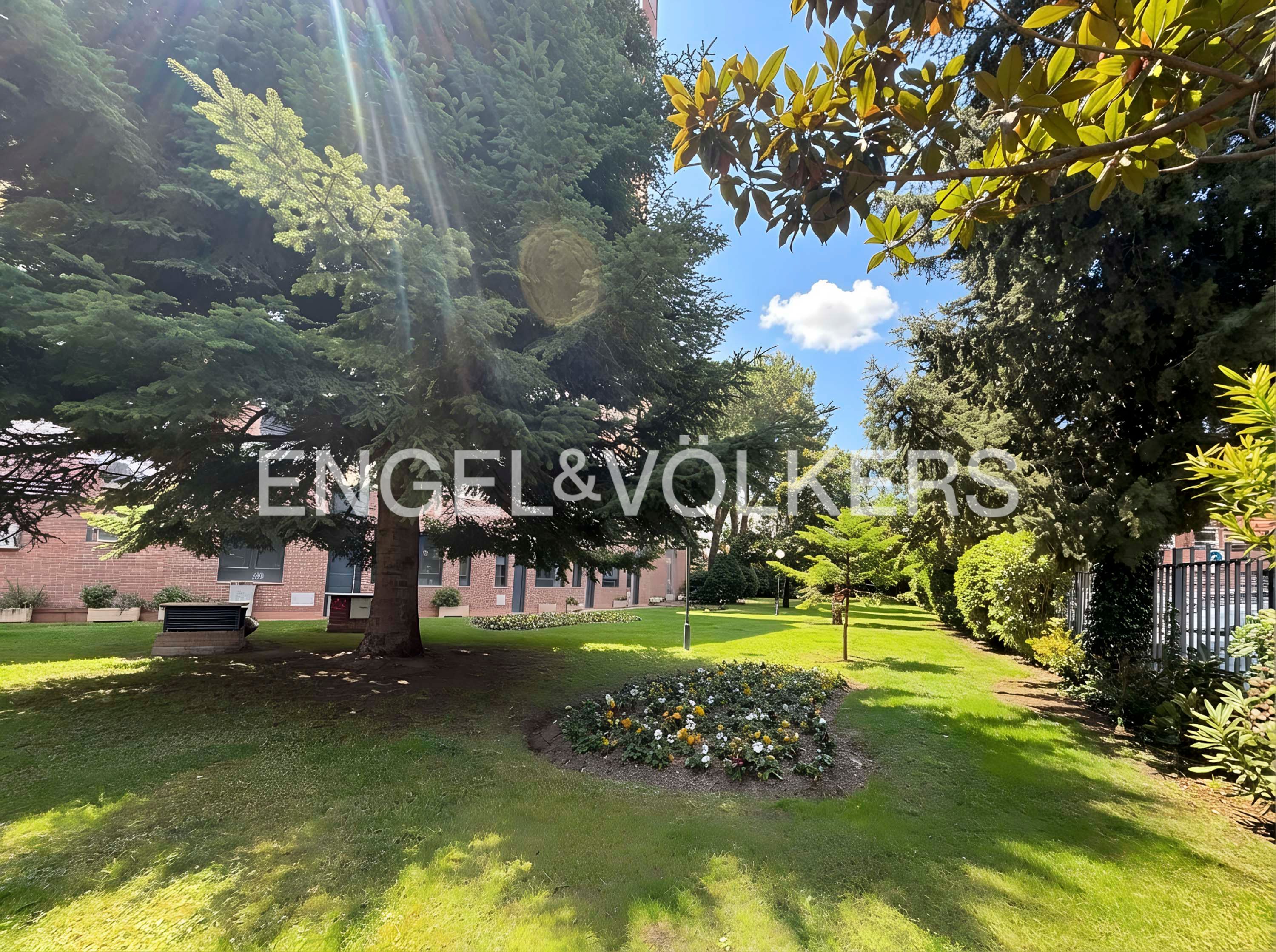 Vista exterior de Pis en venda en  Madrid Capital amb Aire condicionat, Calefacció i Jardí privat