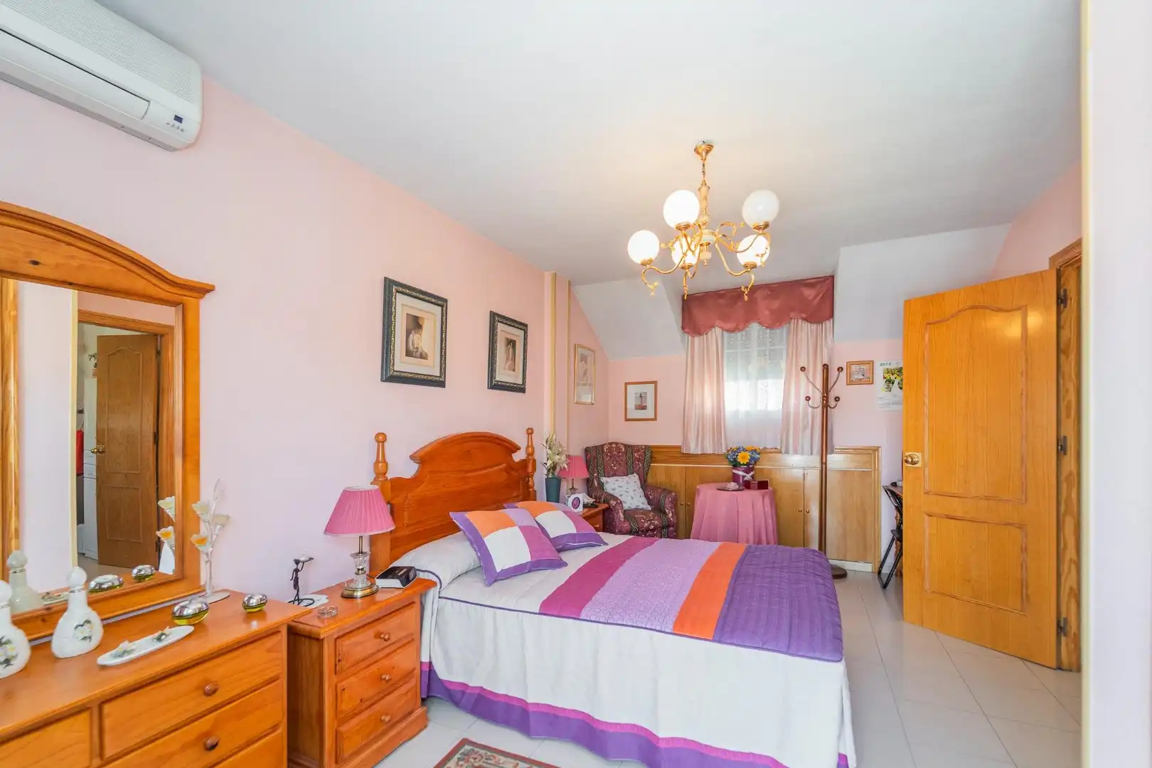 Schlafzimmer von Einfamilien-Reihenhaus zum Verkauf in Parla mit Klimaanlage, Heizung und Privatgarten