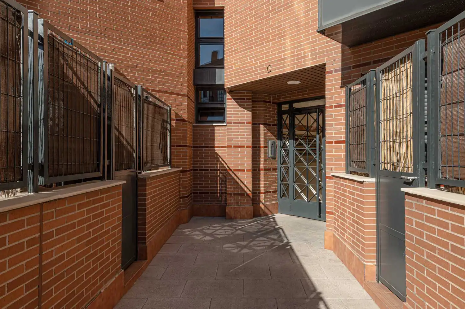 Außenansicht von Wohnung zum Verkauf in Madrid mit Klimaanlage, Terrasse und Abstellraum