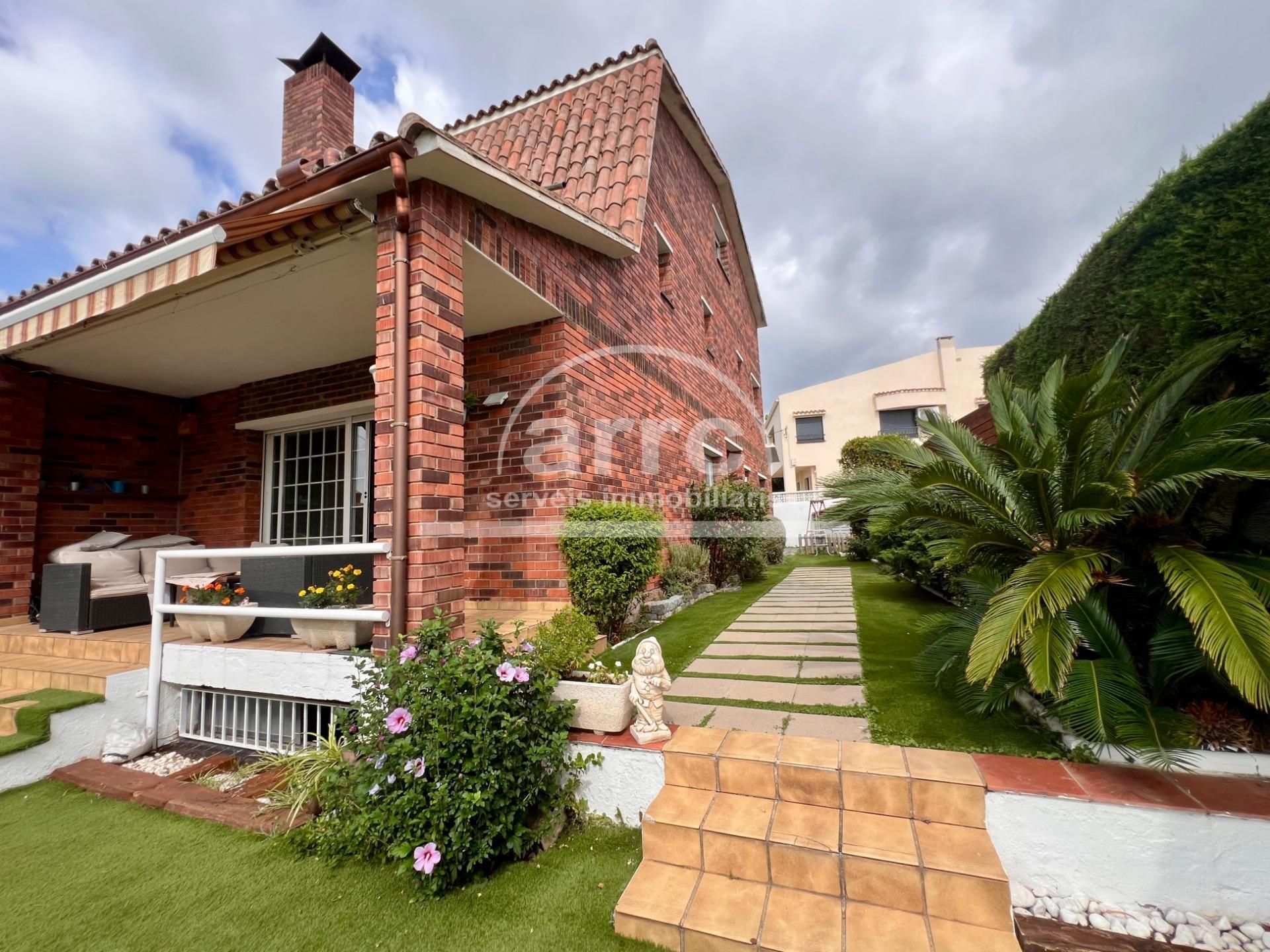 Vista exterior de Casa o xalet en venda en Tiana amb Jardí privat i Terrassa