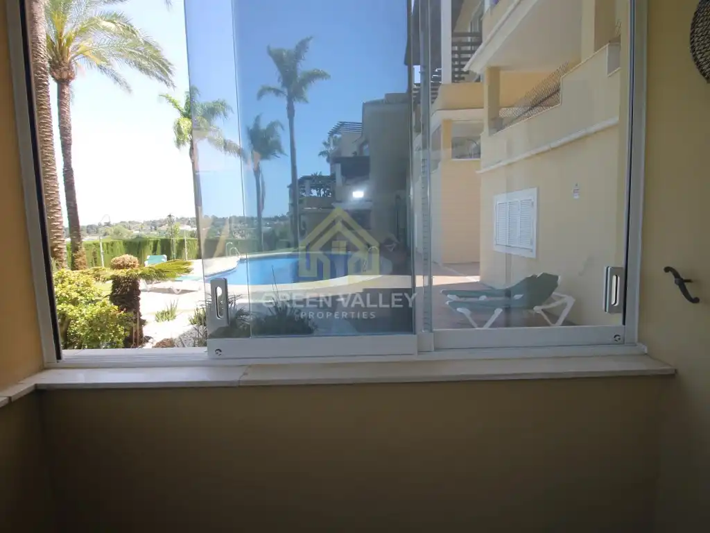 Terrasse von Wohnungen zum Verkauf in Sotogrande mit Klimaanlage, Heizung und Privatgarten