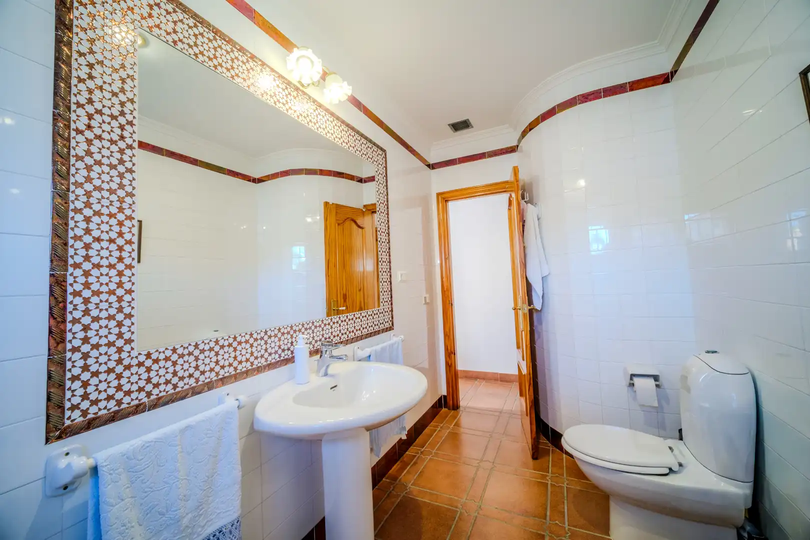 Bany de Casa o xalet en venda en Montequinto amb Jardí privat, Terrassa i Moblat