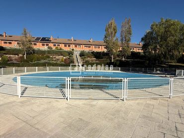Villa con piscina in vendita a del Castaño