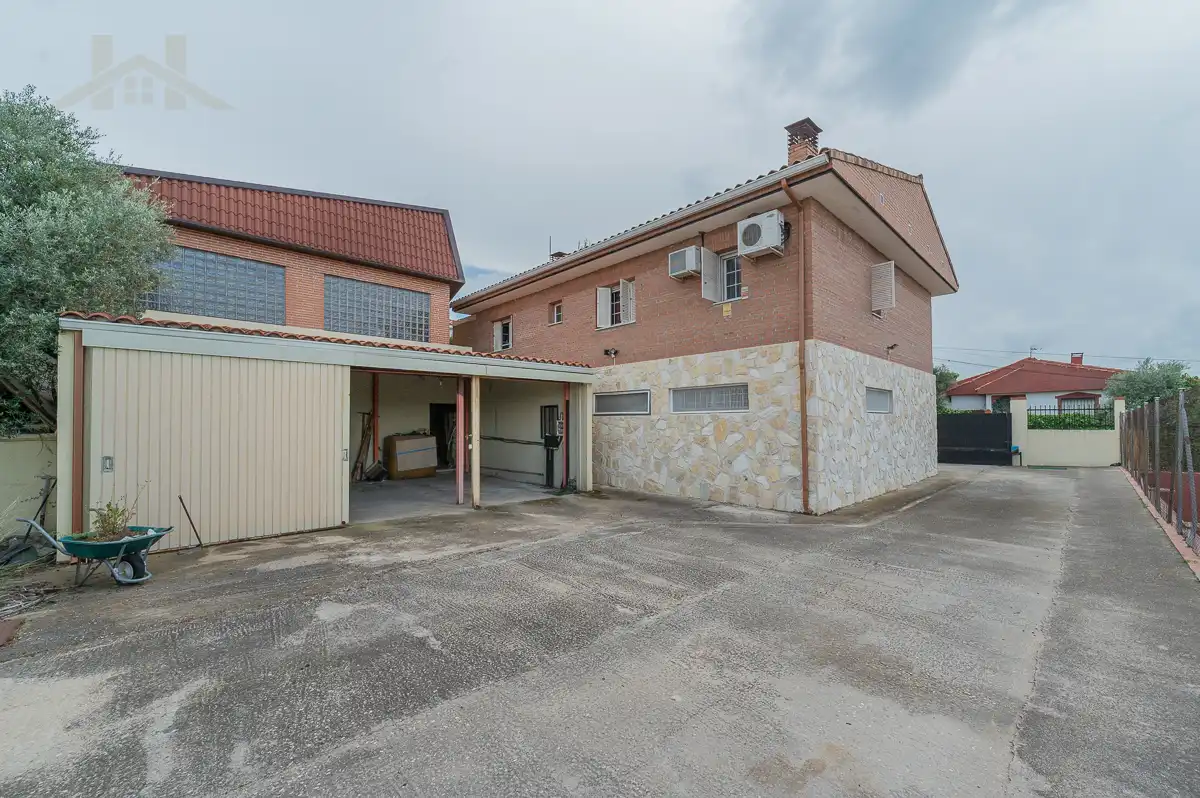 Vista exterior de Casa o xalet en venda en Yeles amb Aire condicionat, Calefacció i Jardí privat