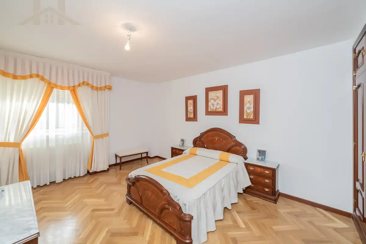 Dormitori de Casa o xalet en venda en San Sebastián de los Reyes amb Calefacció, Jardí privat i Piscina