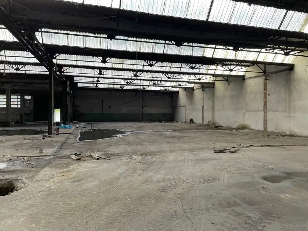 Außenansicht von Fabrikhallen zum Verkauf in Hernani